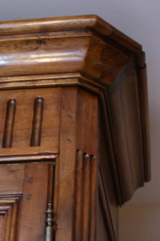 Armoire en noyer d'époque Louis XVI