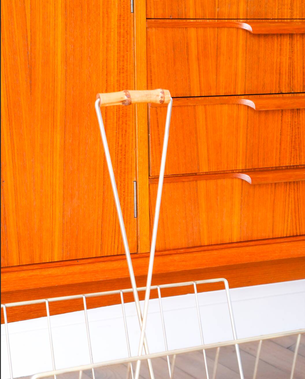 Magazine rack in gilded brass and bamboo handle, 1950