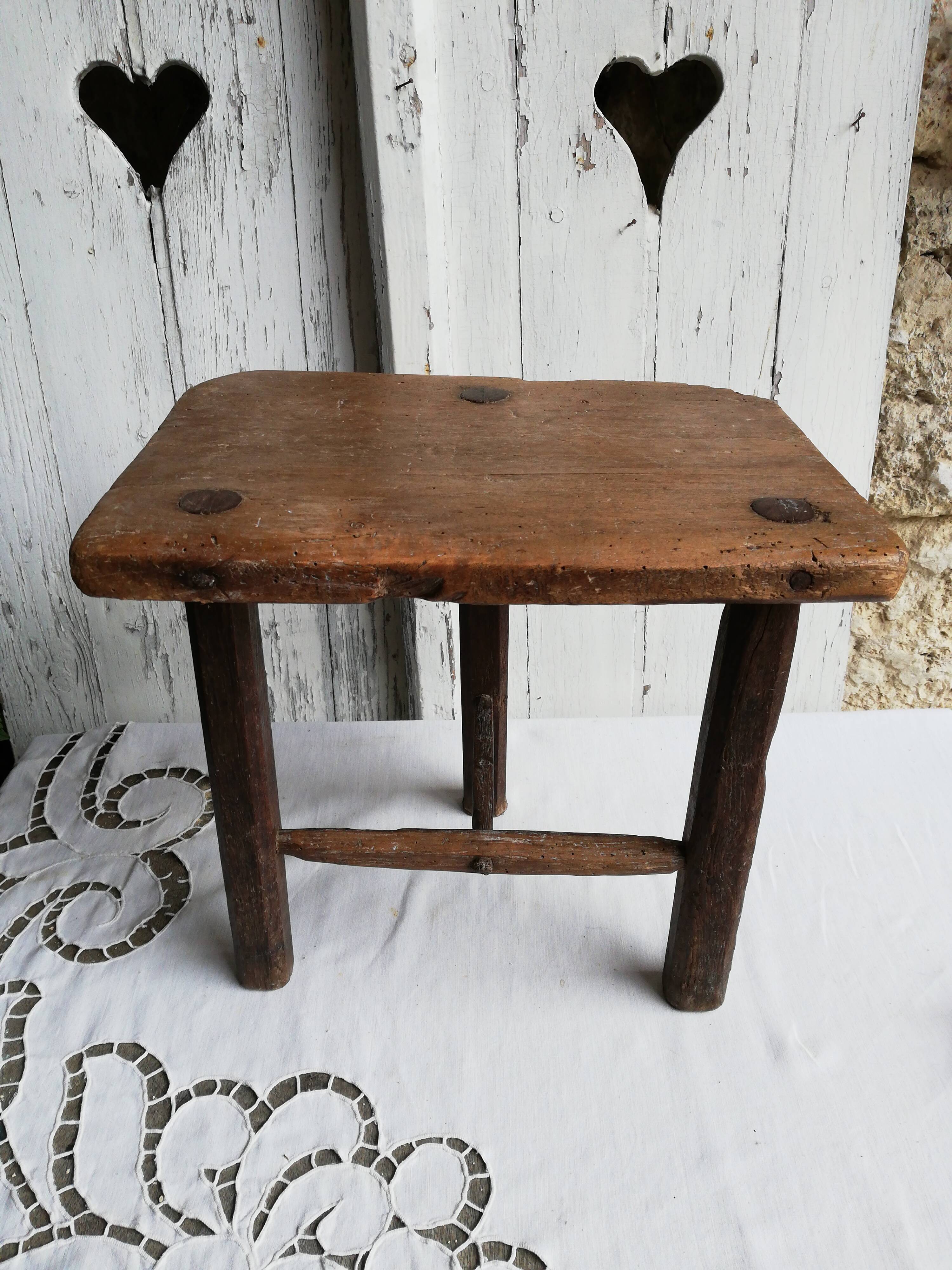 Tripod farm stool