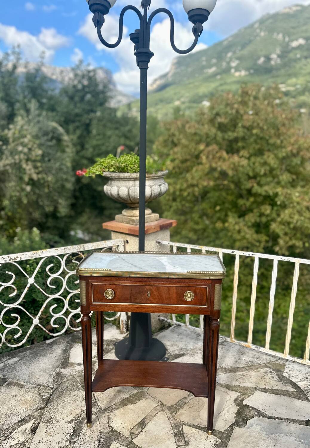 Small console in mahogany and gilded bronze, Louis XVI style. 19th century period.