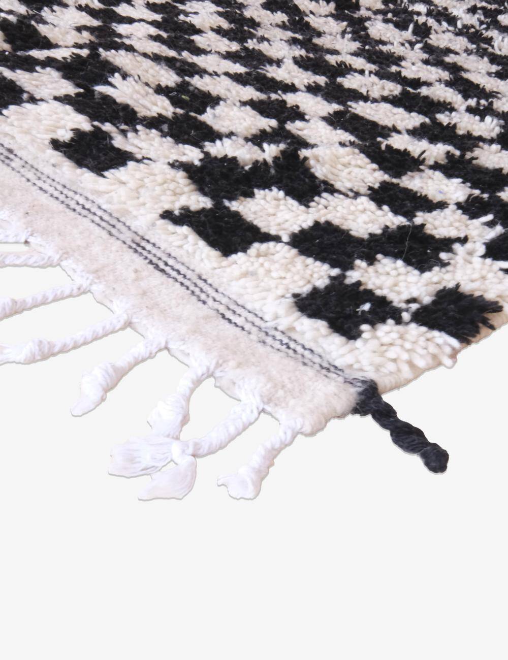 Black and white checkered rug - 193 x 117 cm