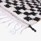 Tapis à damiers noirs et blancs
