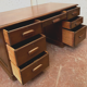Bureau plat a caisson en acajou en bois d'acajou XX siècle