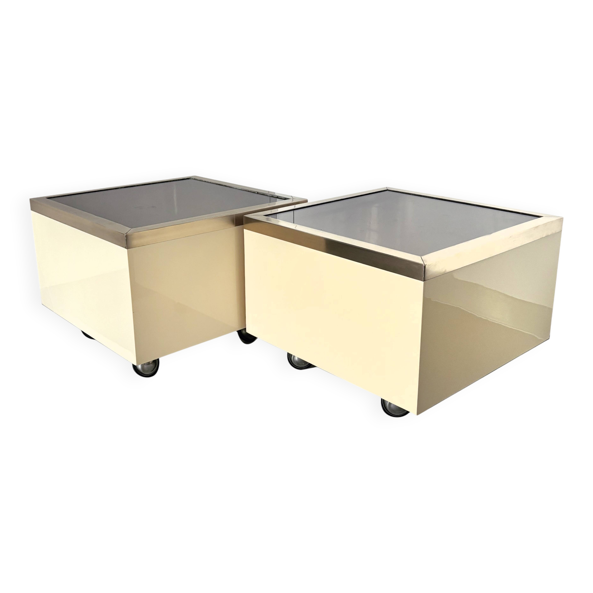 Tables basses, bouts de canapé vintage 1970.