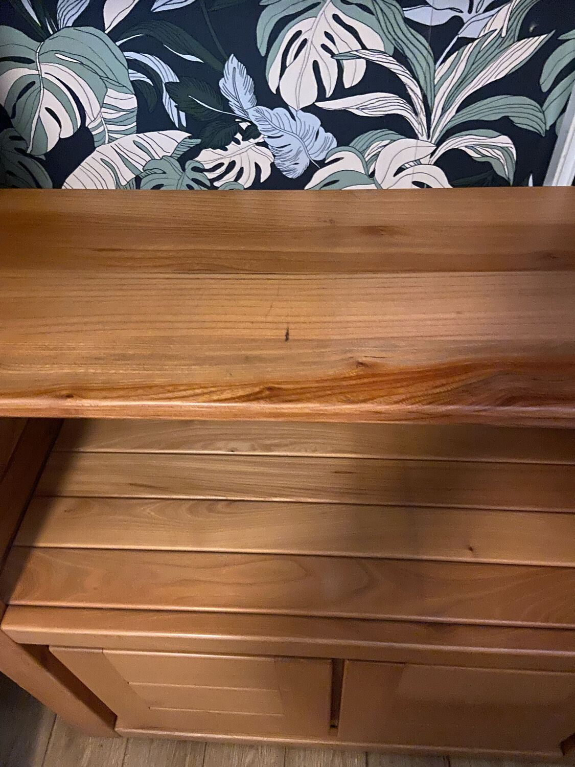 Maison regain library shelf