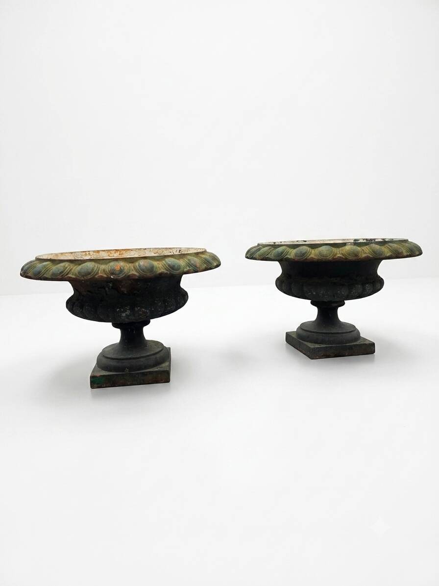 Pair of Medici vases in cast iron from the 19th century, 55cm wide.
