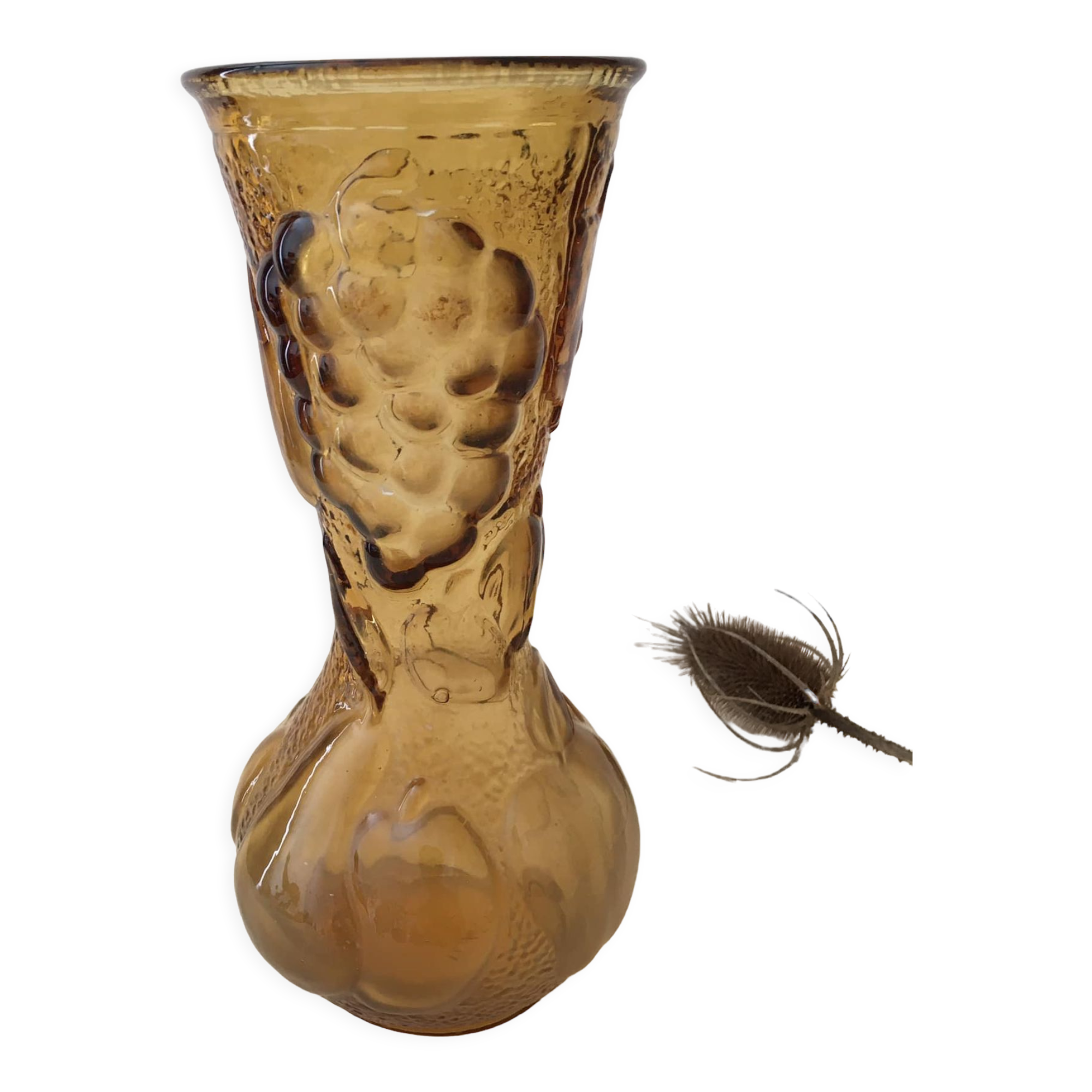 Vase italien en verre ambré avec décors de fruits en relief