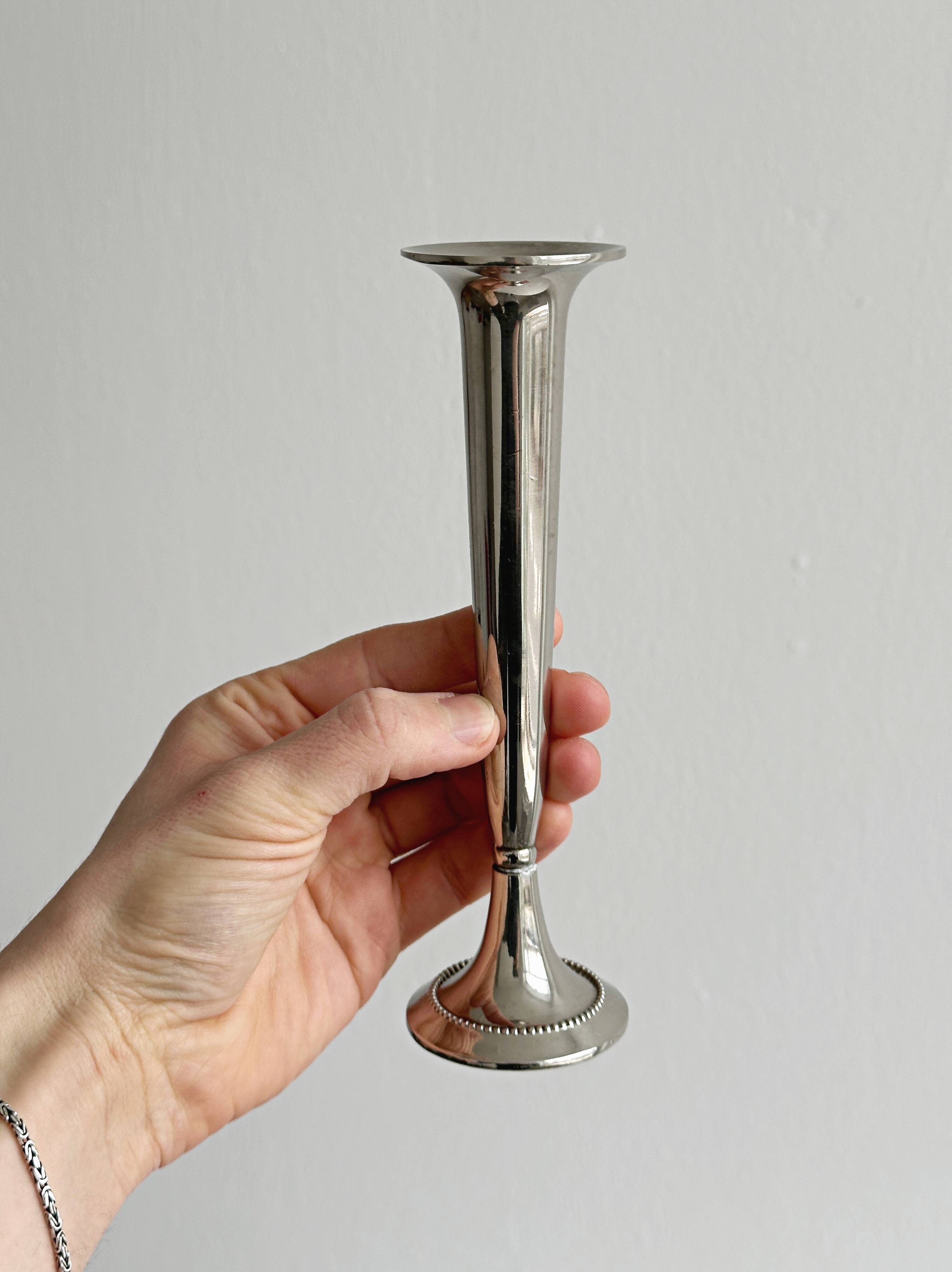 Petit vase soliflore en métal léger