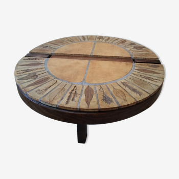 Round coffee table