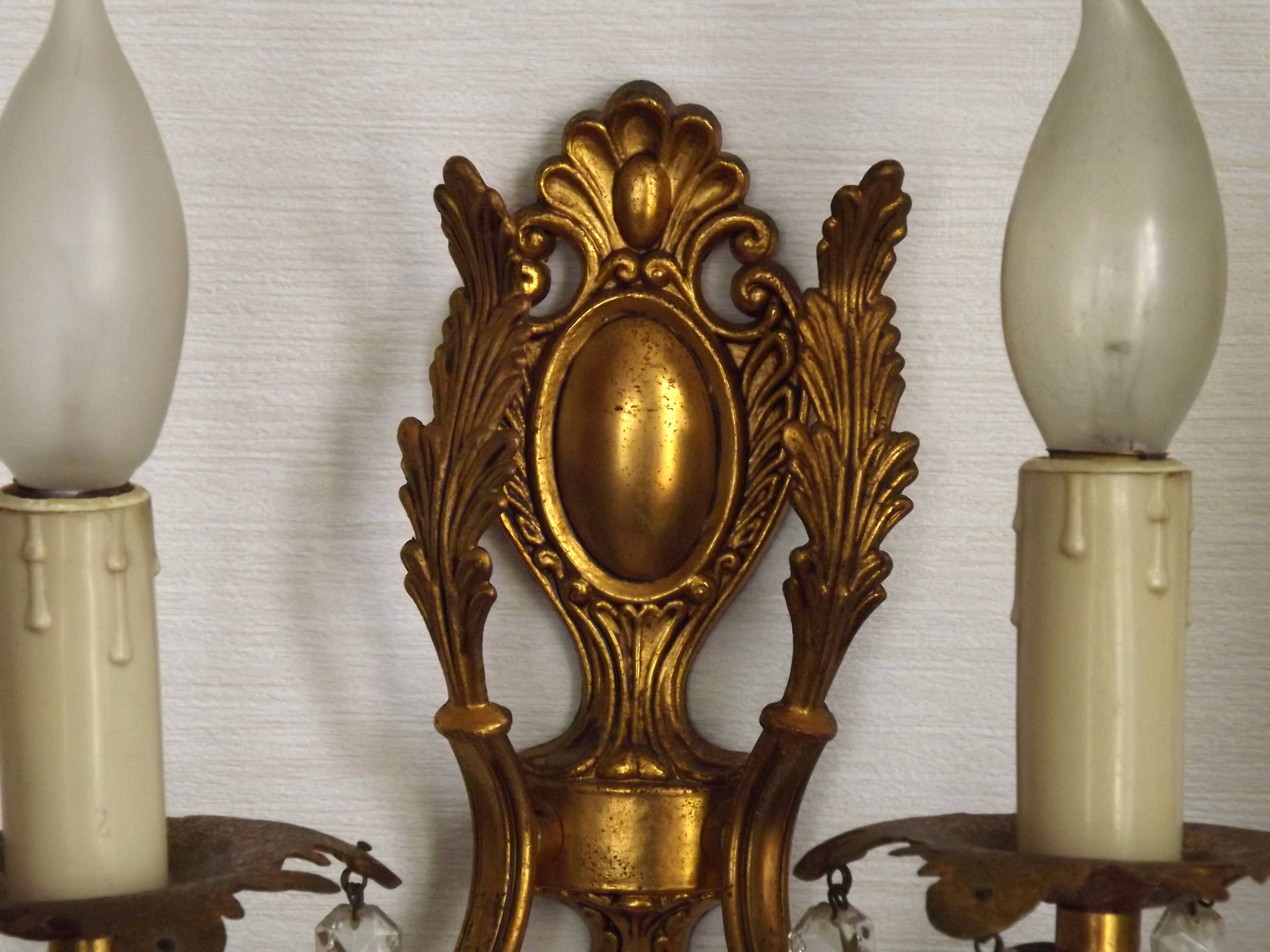 Paire de appliques murales en bronze traditionnel français avec des gouttes en cristal