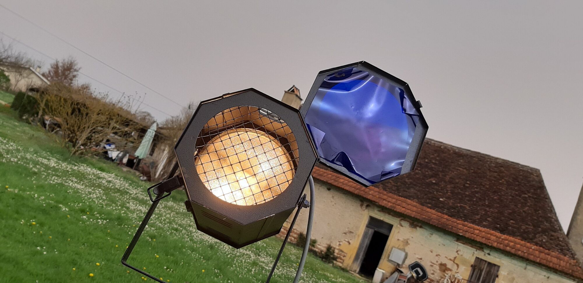 Industrial lamp spot photo on tripod geometre chéne de l'armée