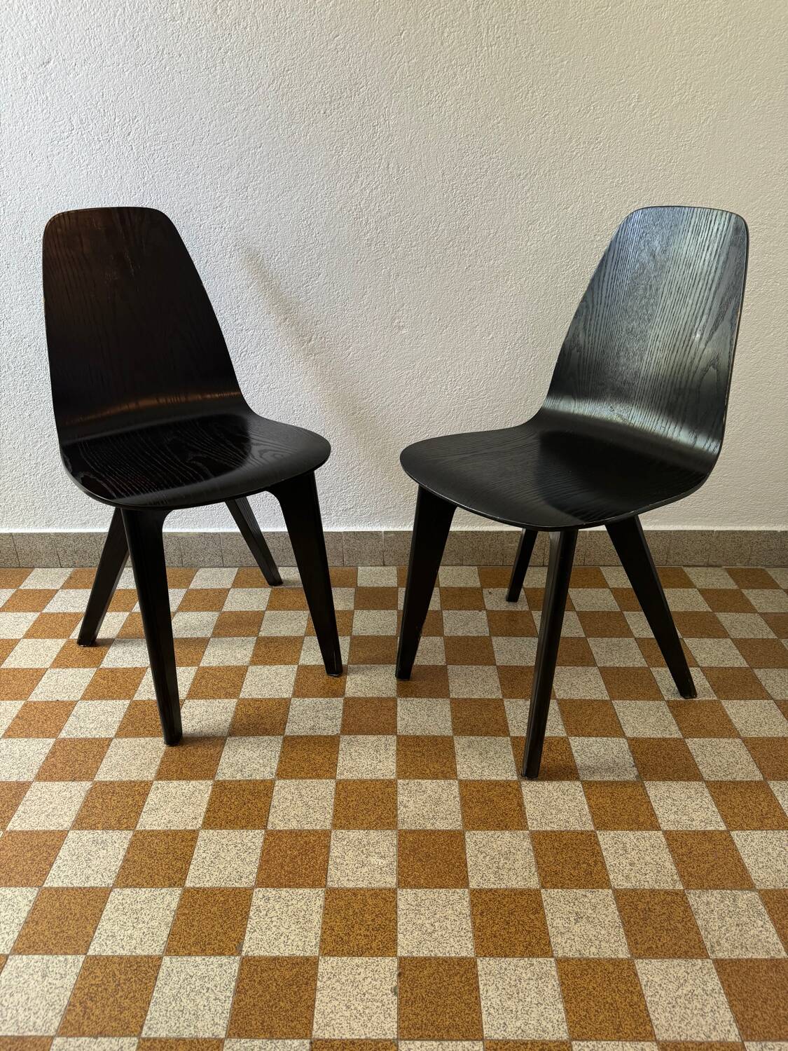 90s designer chairs in lacquered curved wood (X2)