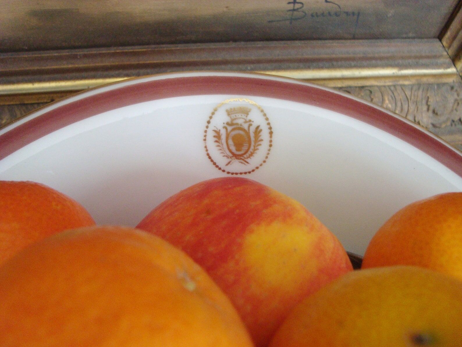 Porcelain standing fruit cup