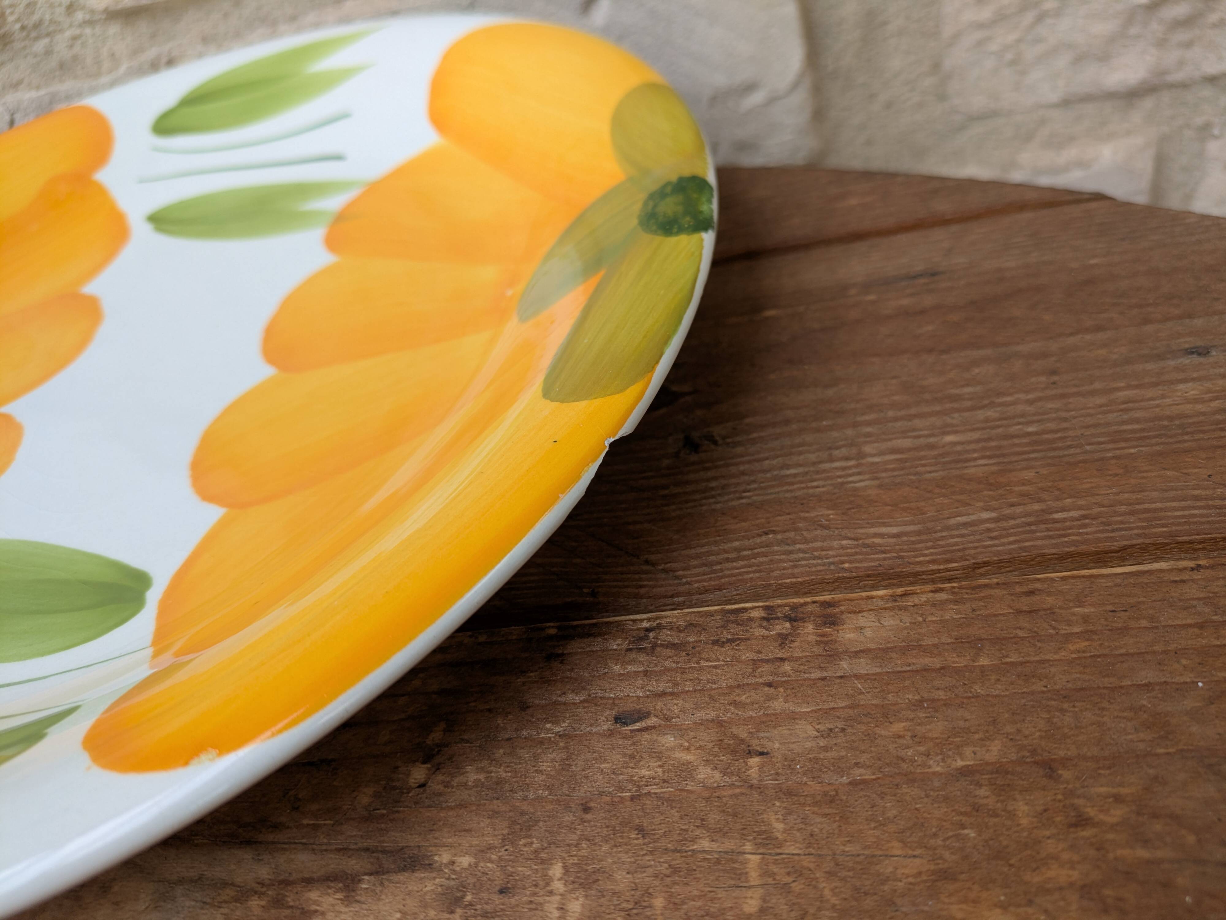 Round serving dish with hand-painted yellow flowers in ceramic TC Italy.