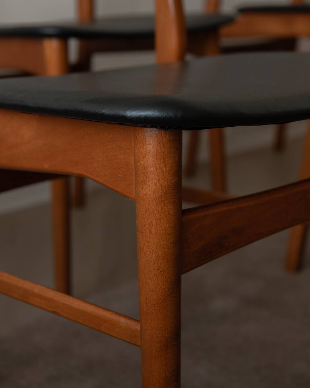 Ensemble de 6 chaises de salle à manger danoises des années 50 · Teck et Skai noir