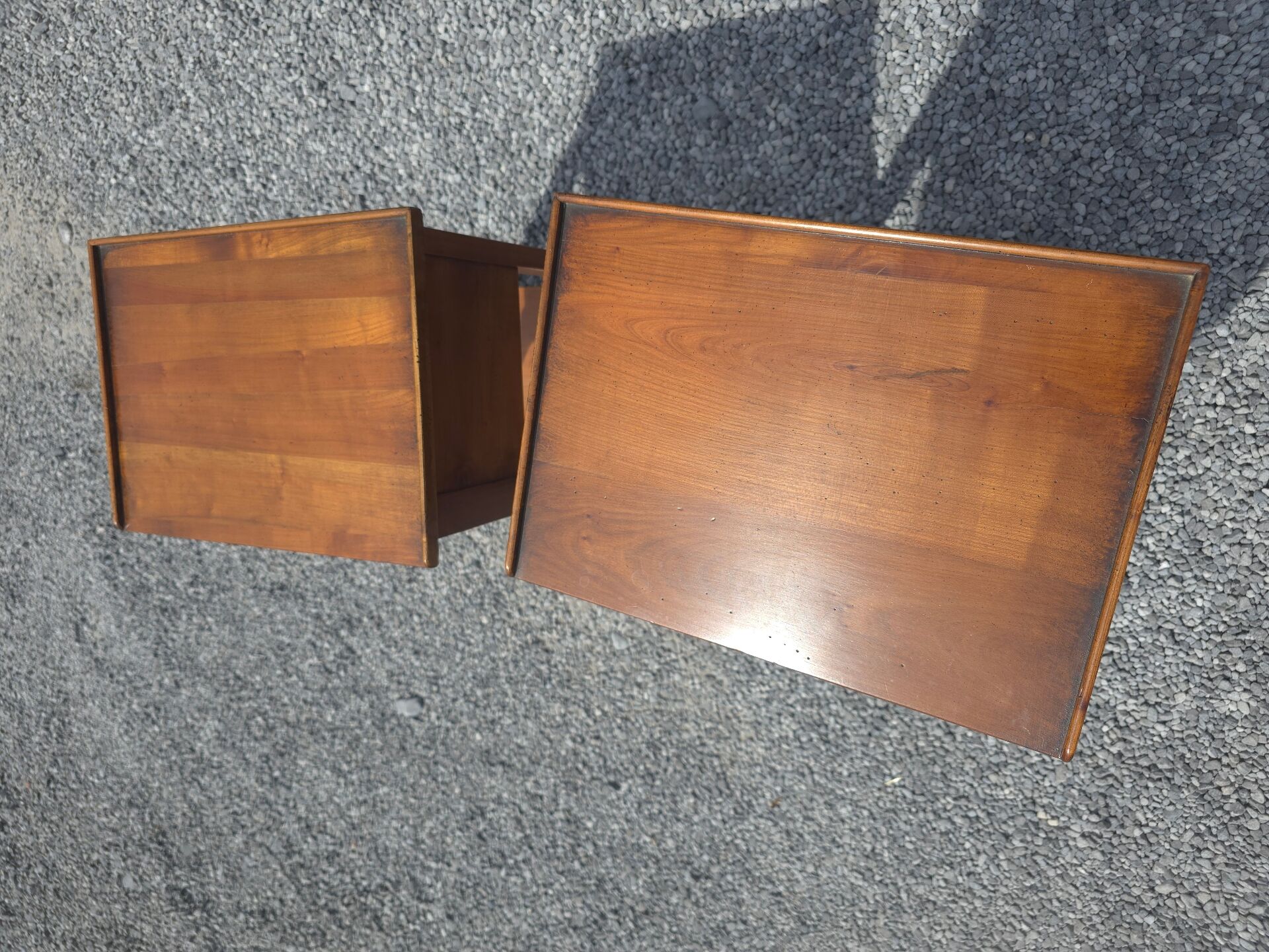 Paire de tables de chevet en merisier massif