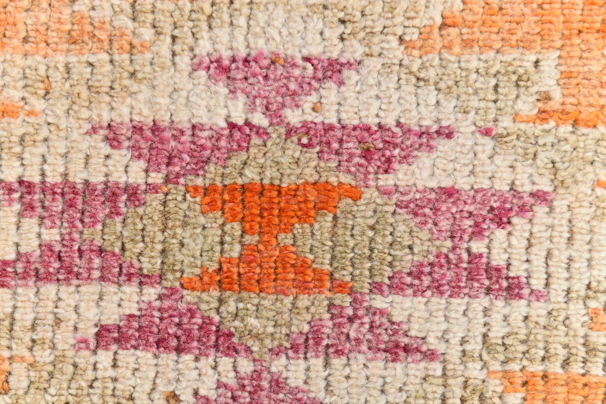 Tapis runner kilim vintage, style bohème, tons orange, rose et lilas pastel