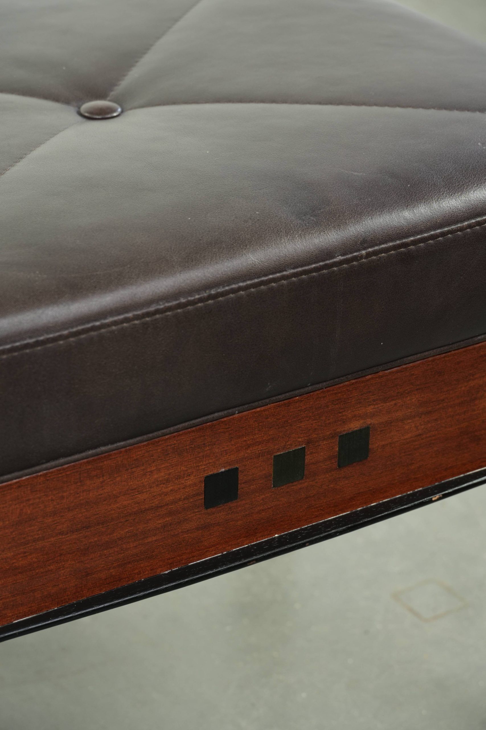 Pouf/tabouret en cuir marron chocolat au design Art Déco