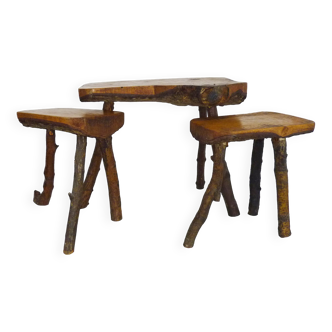 Ancienne table basse tripode Brutaliste avec 2 tabourets