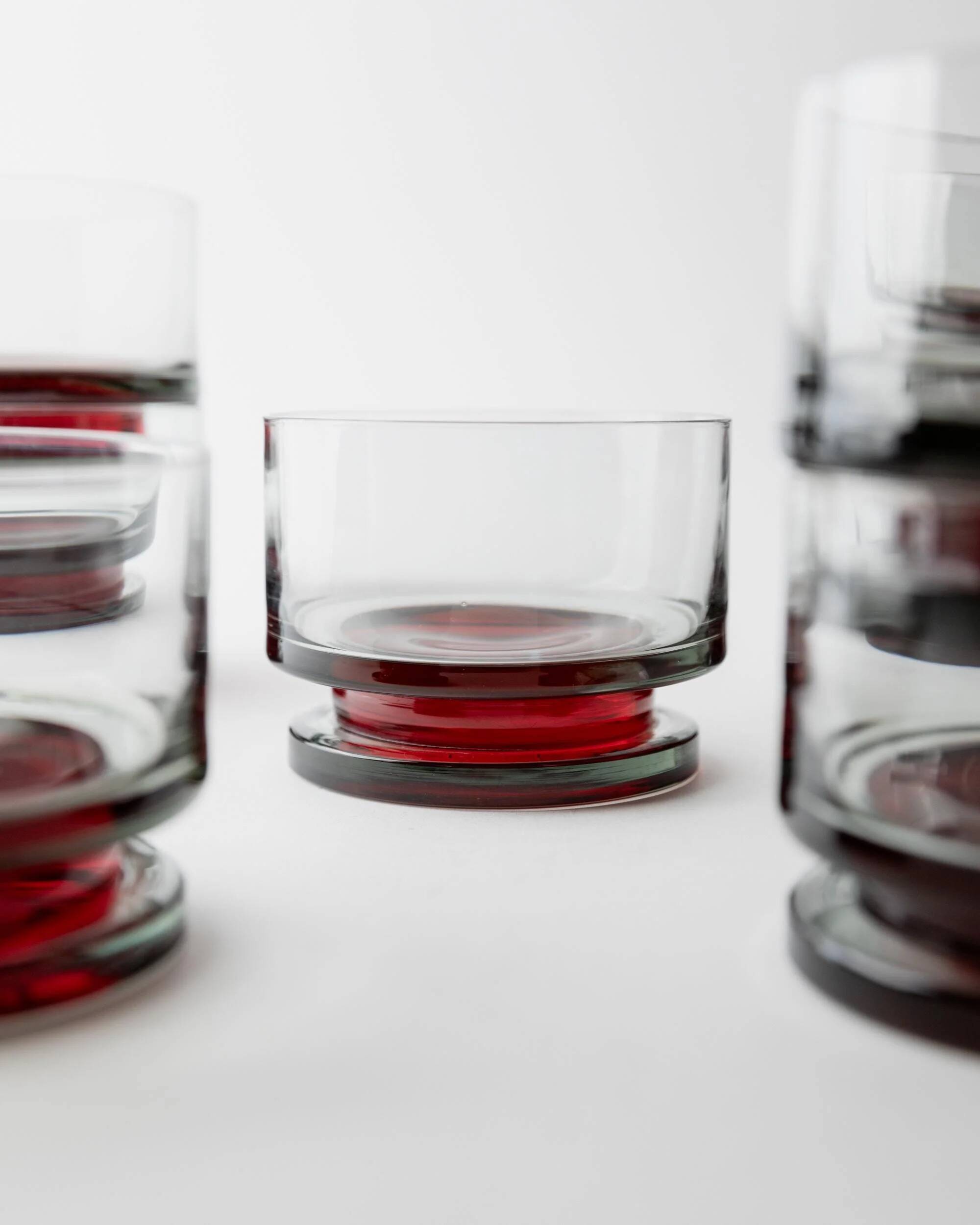 Ensemble vintage de 8 verres à boire des années 1970, verre gris avec pied rouge, larges coupes pour champagne, vin ou desserts, décoration de table rétro, idée cadeau