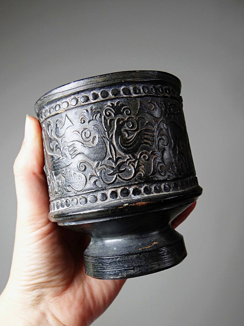 Small Greek pot in black terracotta with animal decoration, craftsmanship from 1960-80.