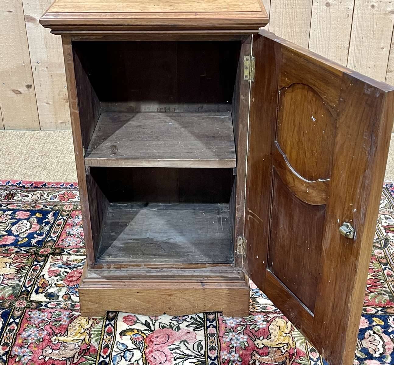 English bedside table in blonde mahogany from the early 20th century.