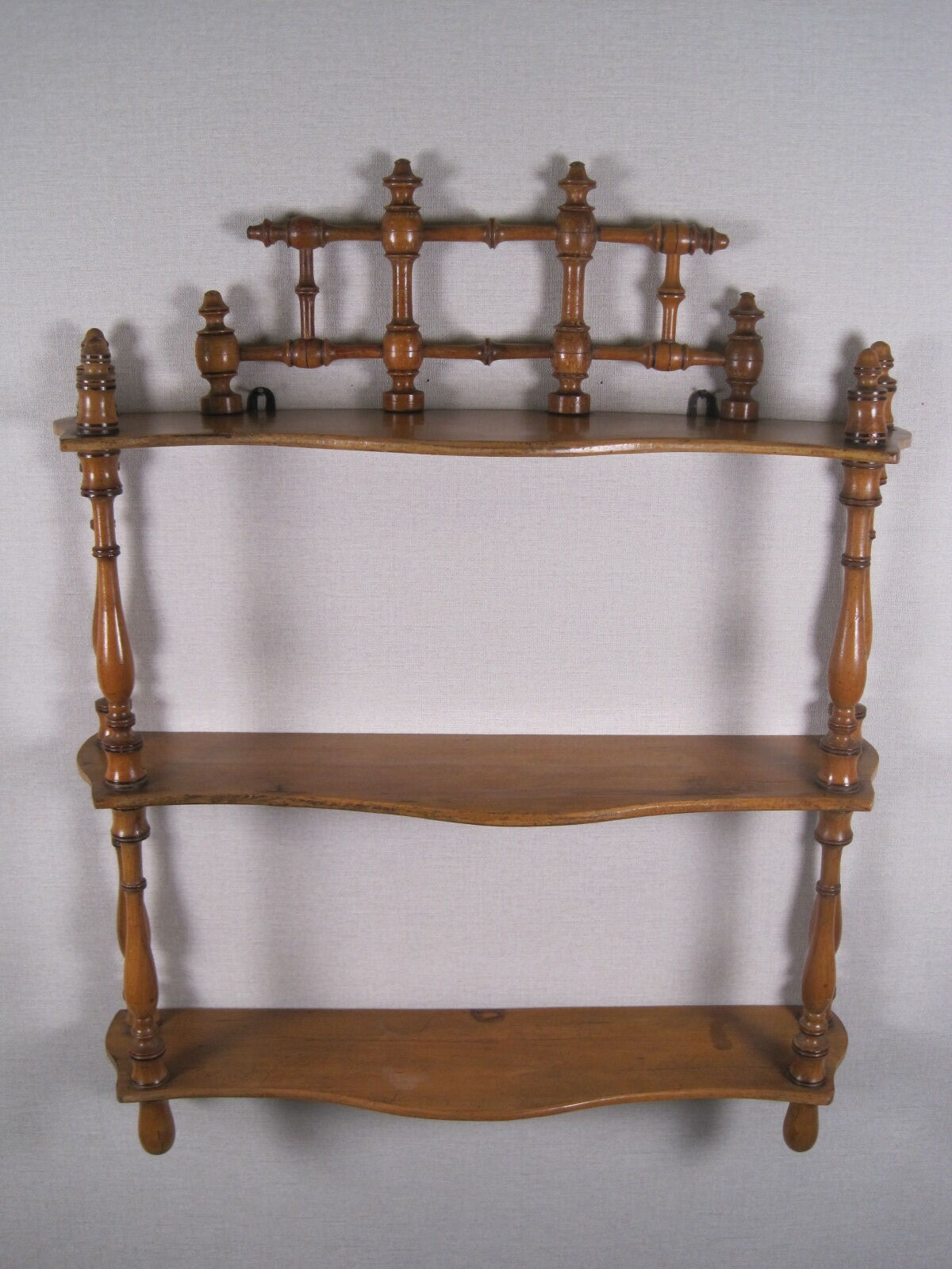 Napoleon III wall shelf in asian bamboo-style blond wood with 3 XIX trays