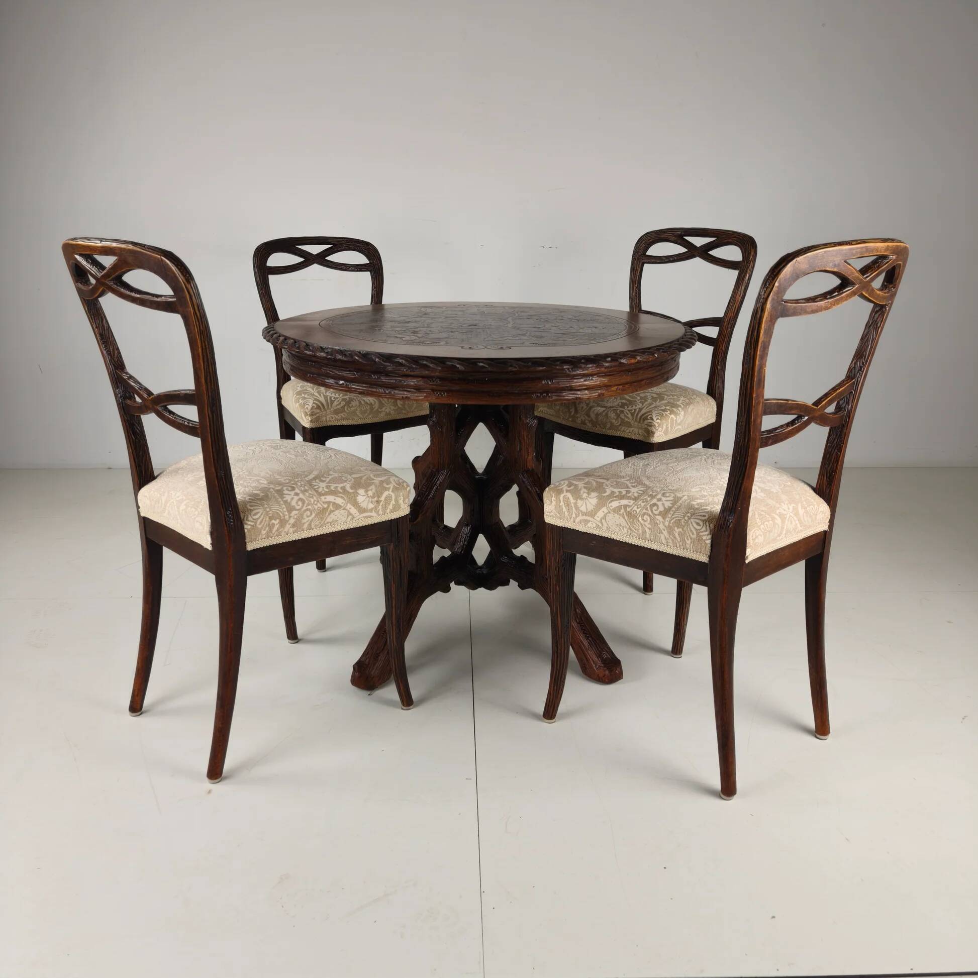 Table à manger de style Forêt-Noire par Horrix – vers 1880
