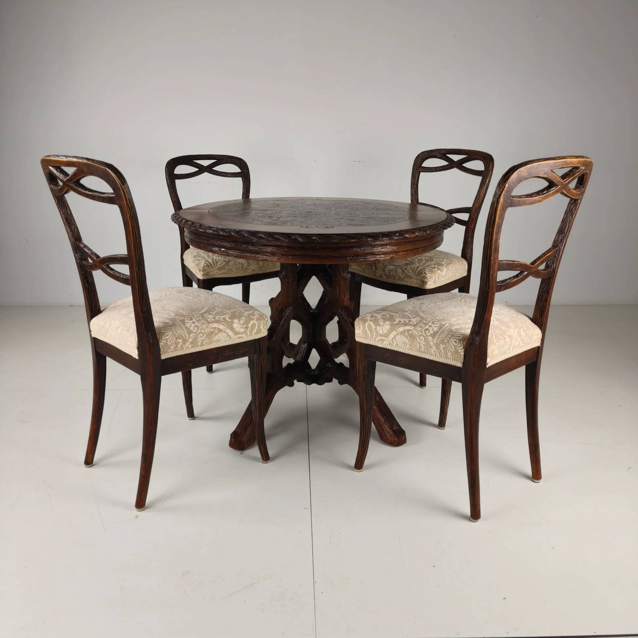 Table à manger de style Forêt-Noire par Horrix – vers 1880