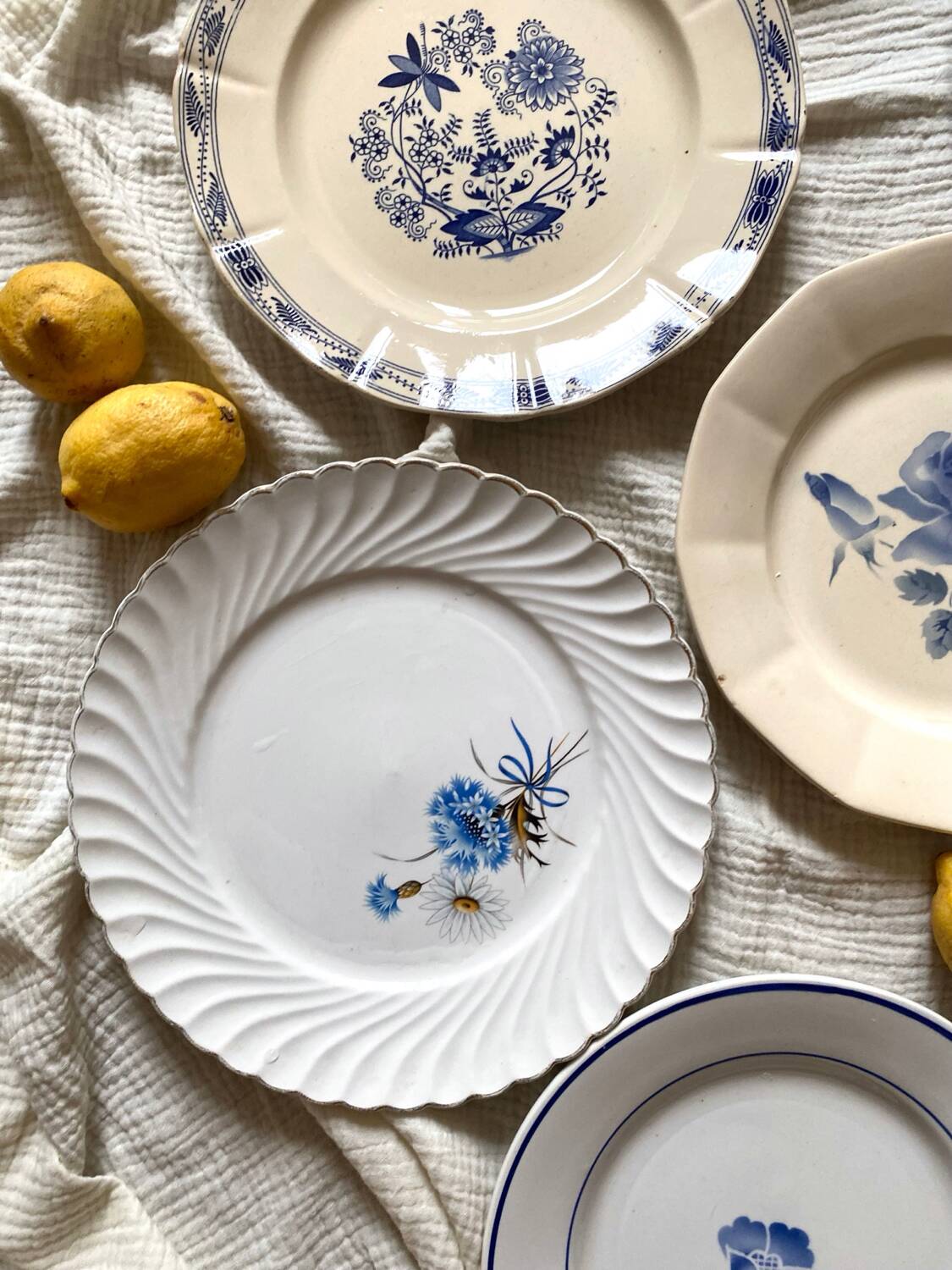 8 assiettes anciennes dépareillées en faïence