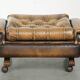 Ottoman chesterfield anglais en cuir élégant, fini avec des clous décoratifs.