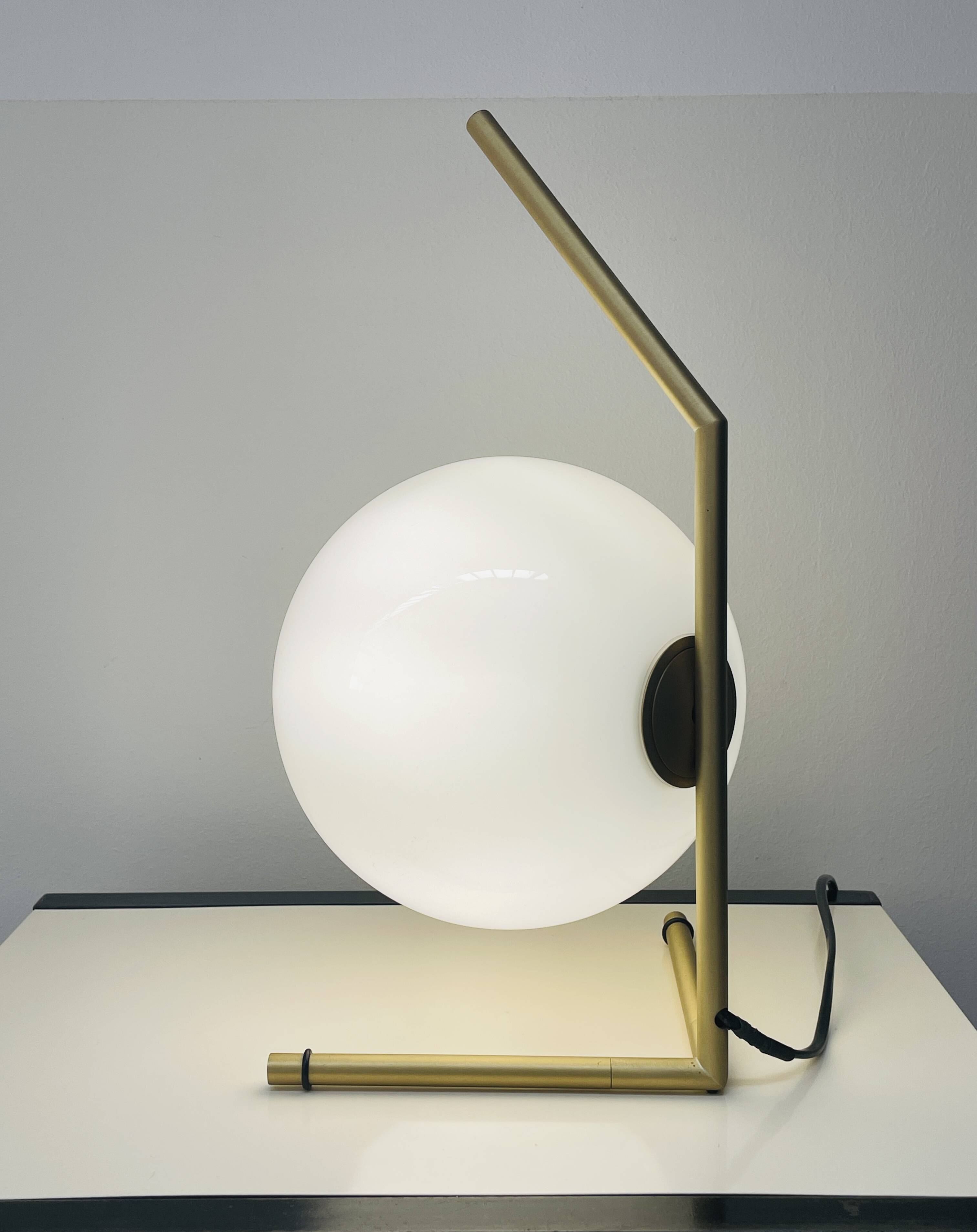 Lampe IC Lights T1 High éditée par Flos, design Michael Anastassiades