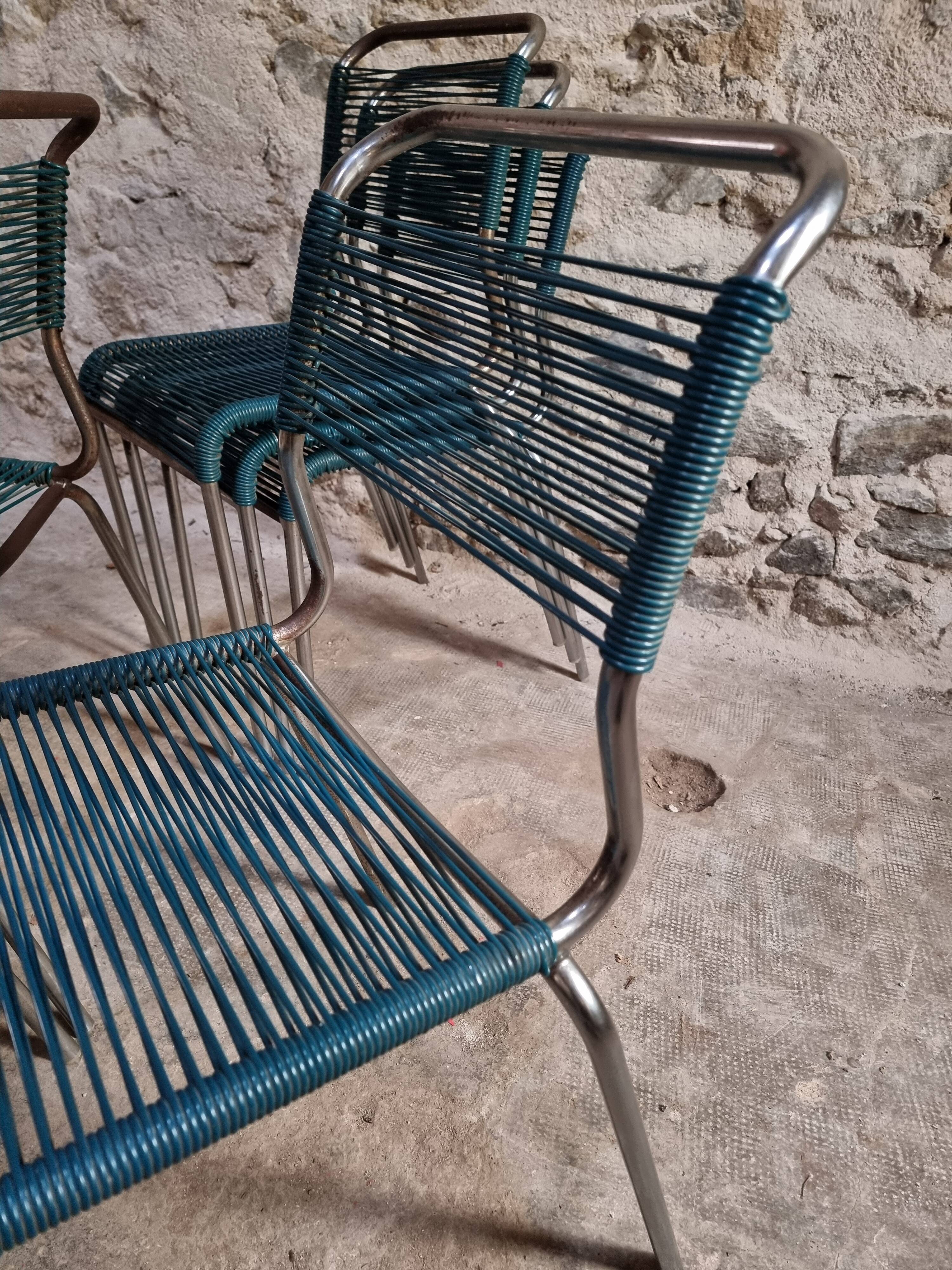 Ensemble de 6 chaises spaghetti françaises avec tabouret assorti – chaises bistrot à cadre chromé – sièges de café vintage empilables – milieu à fin du 20e siècle