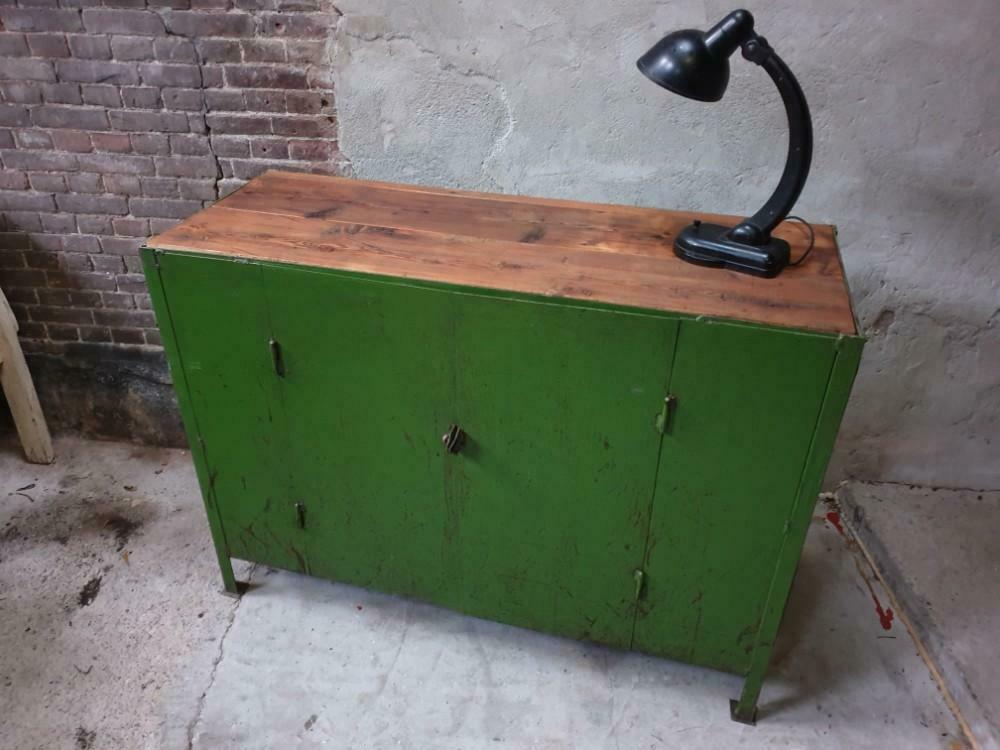 Comptoir industriel en acier vert