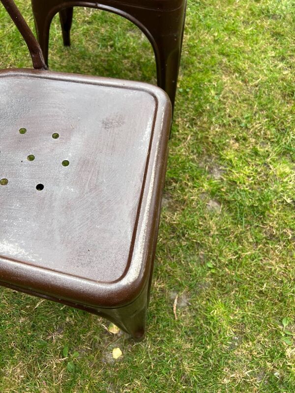 Anciennes chaises en métal de terrasse