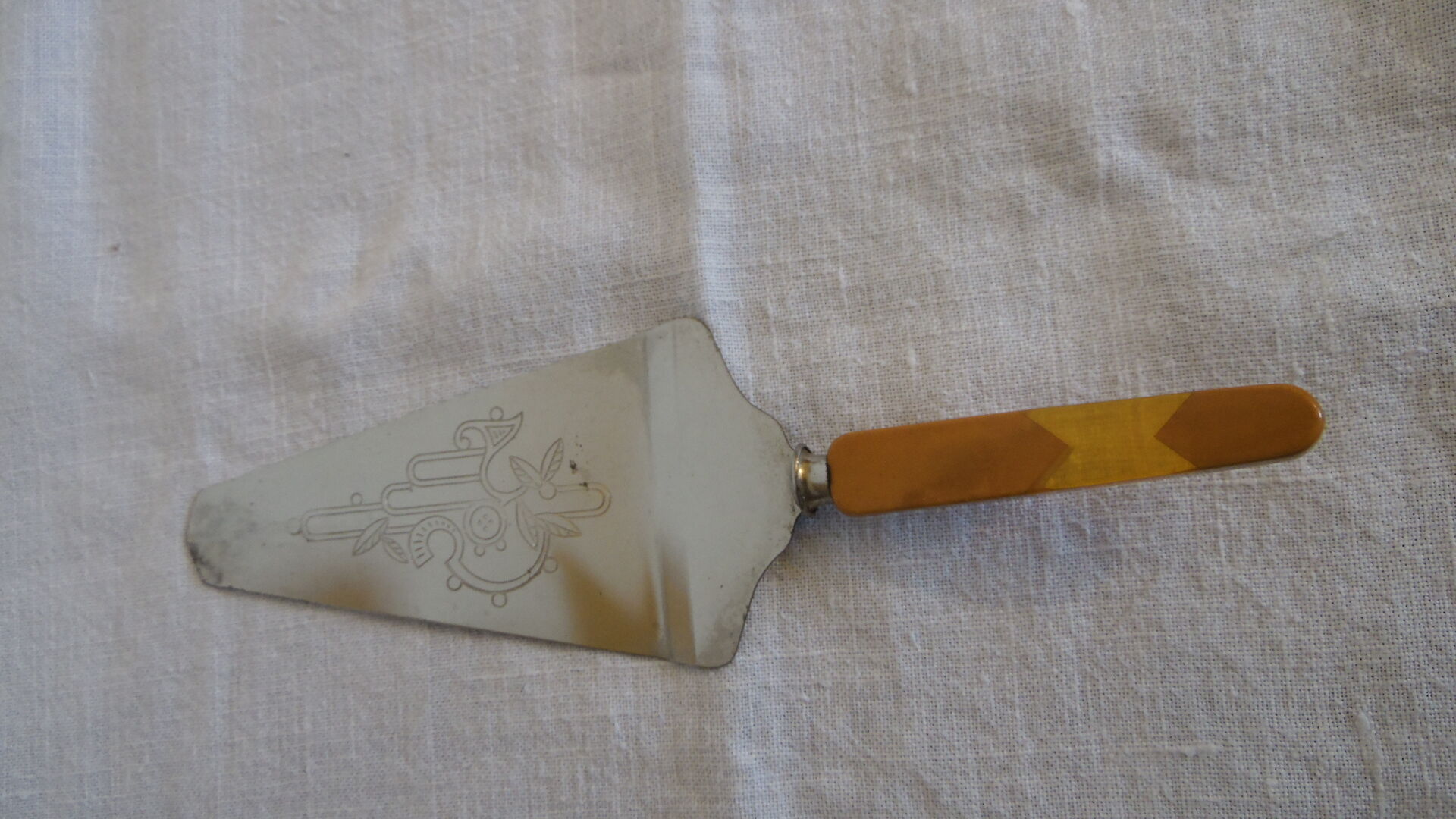 Bakelite handle pie shovel