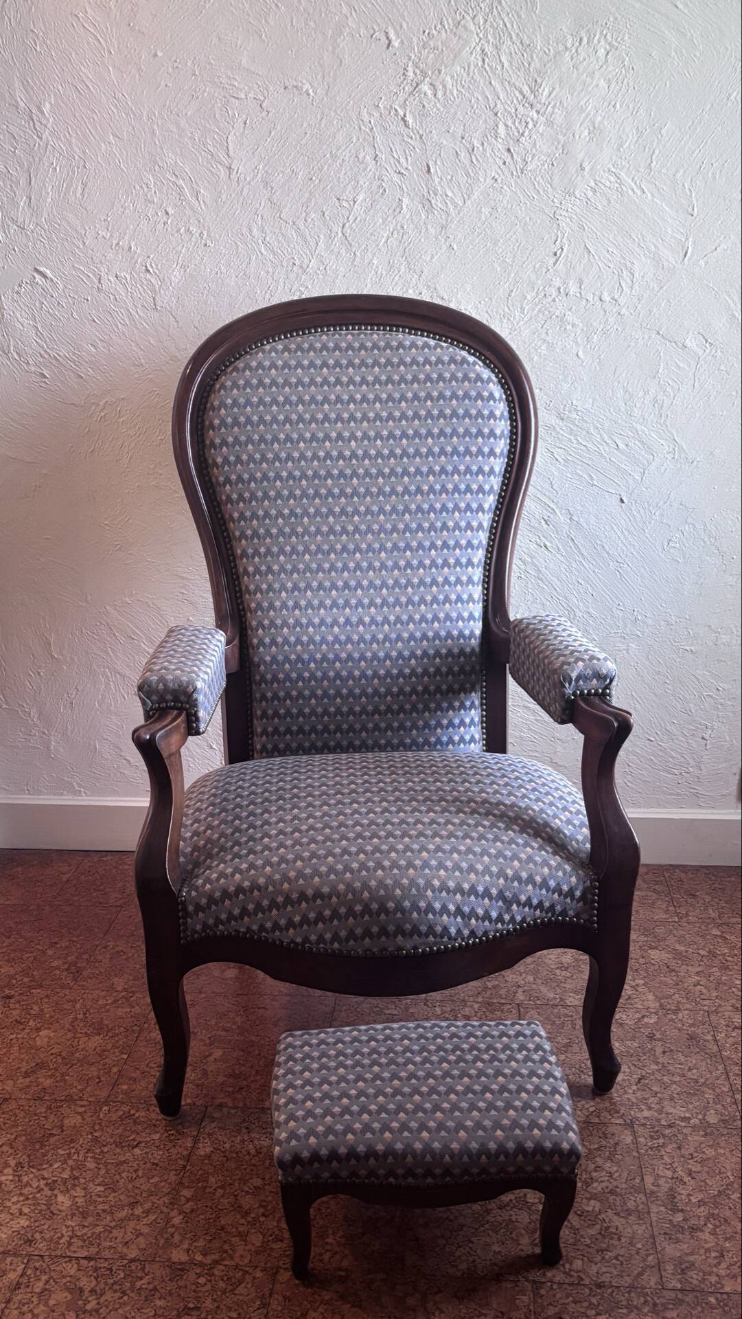 Ensemble fauteuil Voltaire à système inclinable et son repose-pied