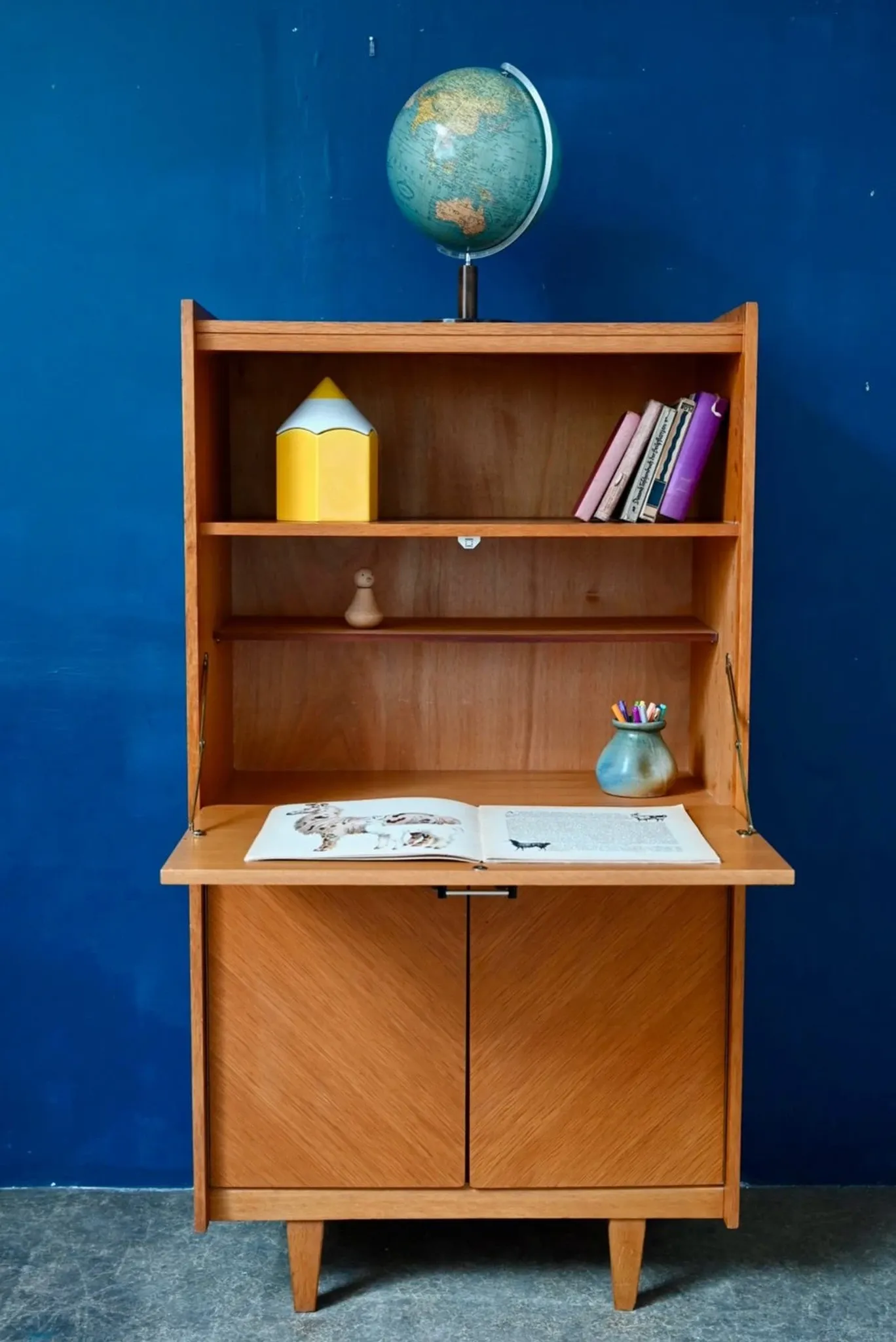 Vintage secretary bookcase from the 50s and 60s, oak with chevron marquetry.