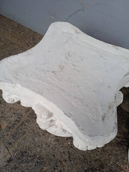 Paire 2 chapiteau corinthien ciment peint / table basse