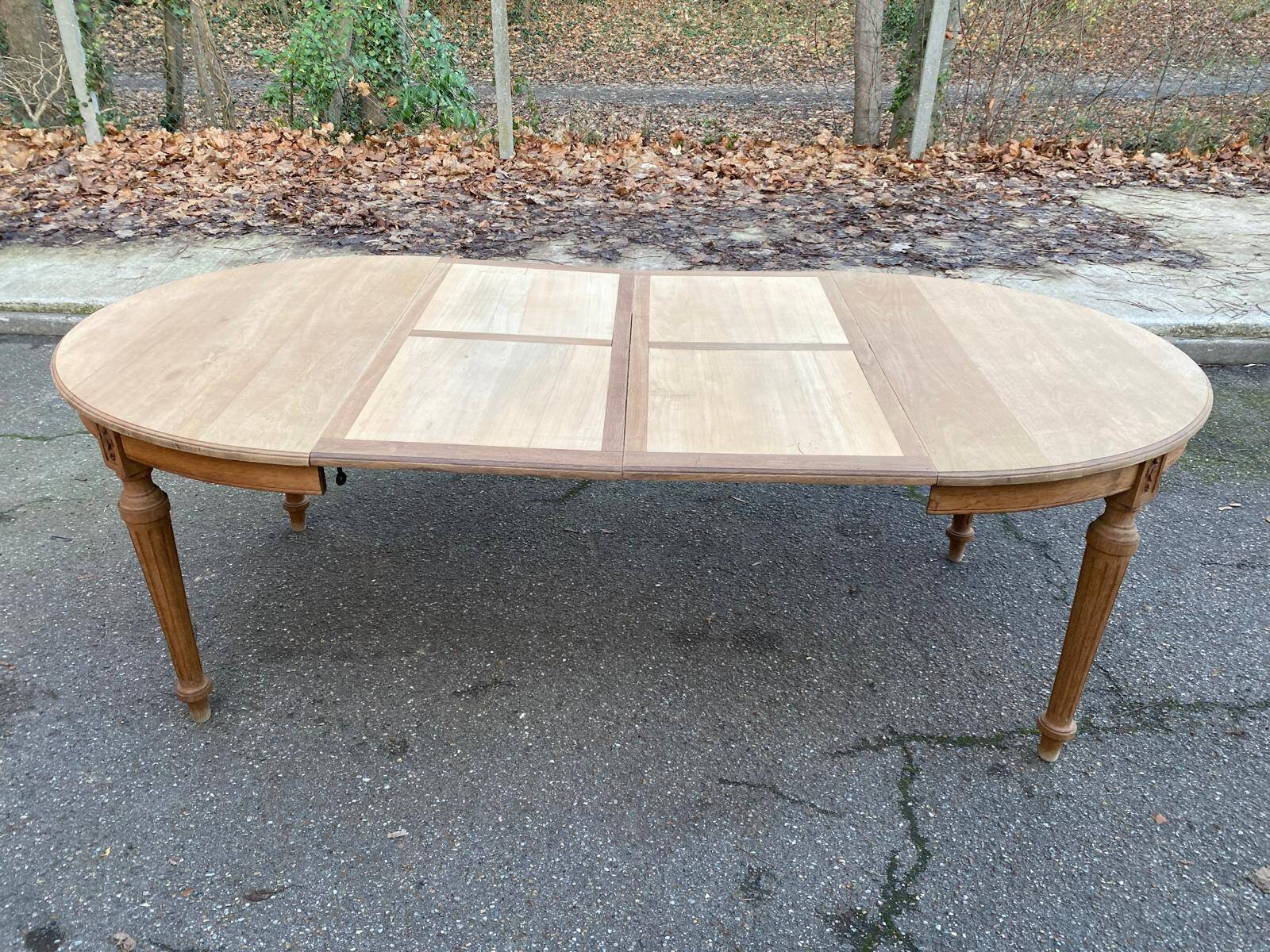 Extendable round Art Deco dining table, restored in solid oak, circa 1950, 280cm