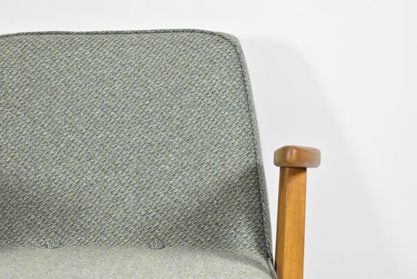 Fauteuil 366 designer J. Chierowski années 1960 tissu vert, teck