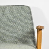 Fauteuil 366 designer J. Chierowski années 1960 tissu vert, teck