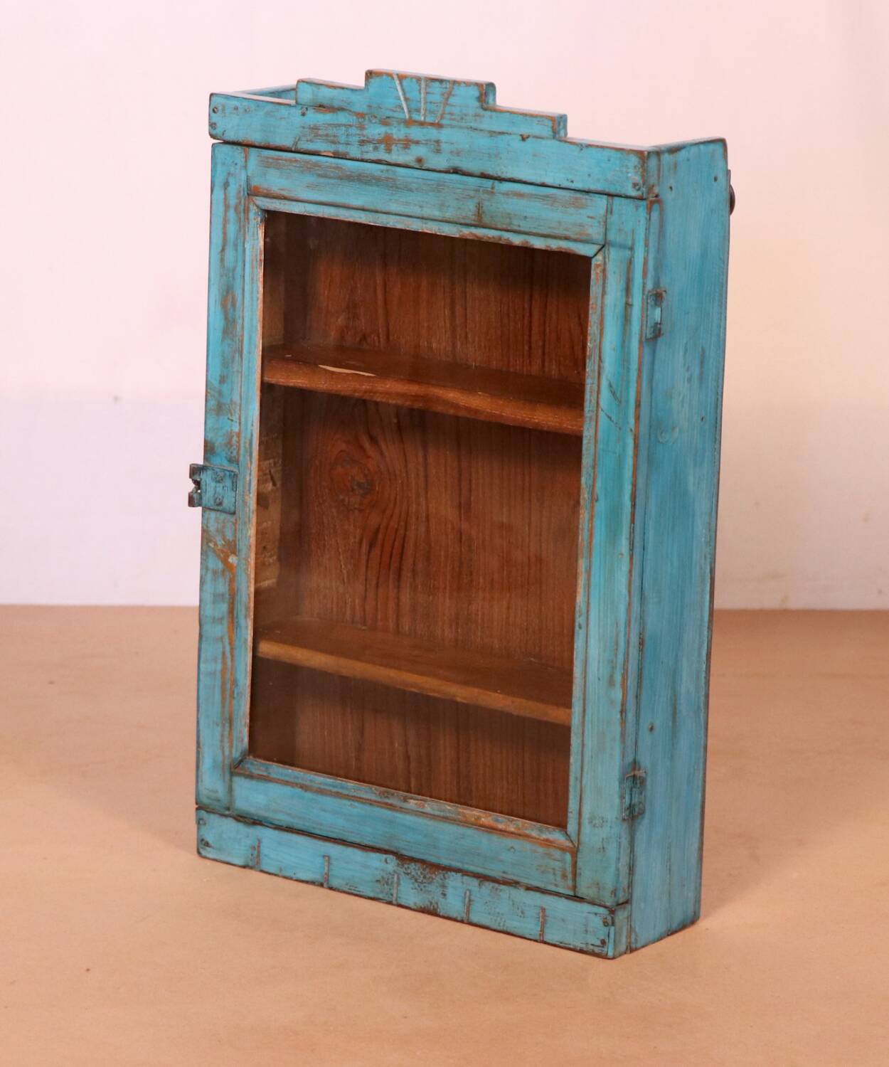 Ancienne vitrine murale art déco en teck birman patine bleue d’origine