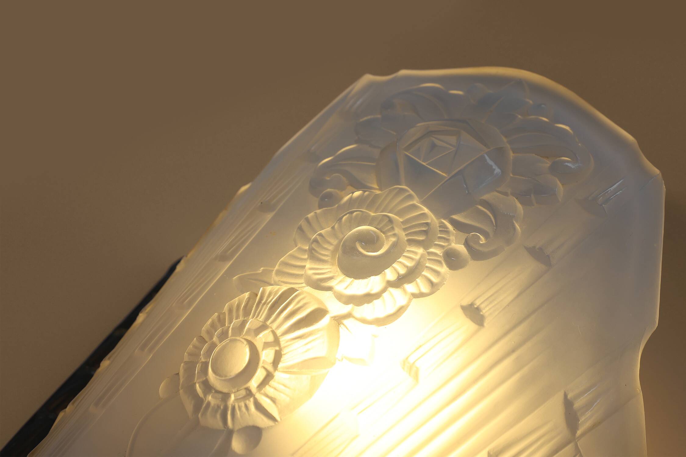 French Art Deco wall scone with frosted molded-pressed glass shade, 1920s
