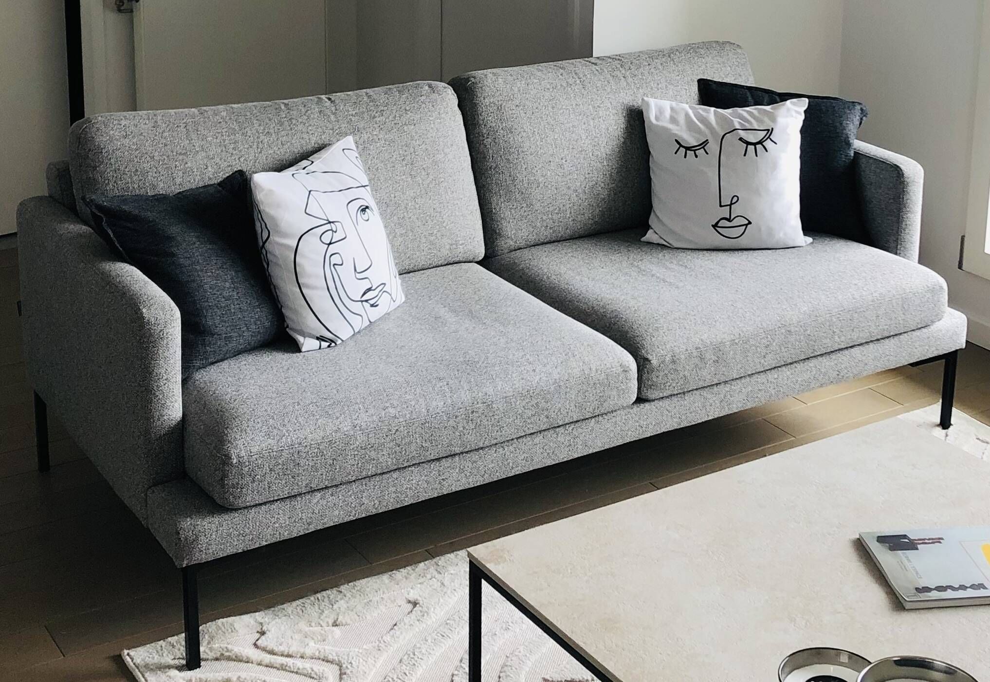 Canapé 2,5 places Assis modèle Ludvig en tissu gris