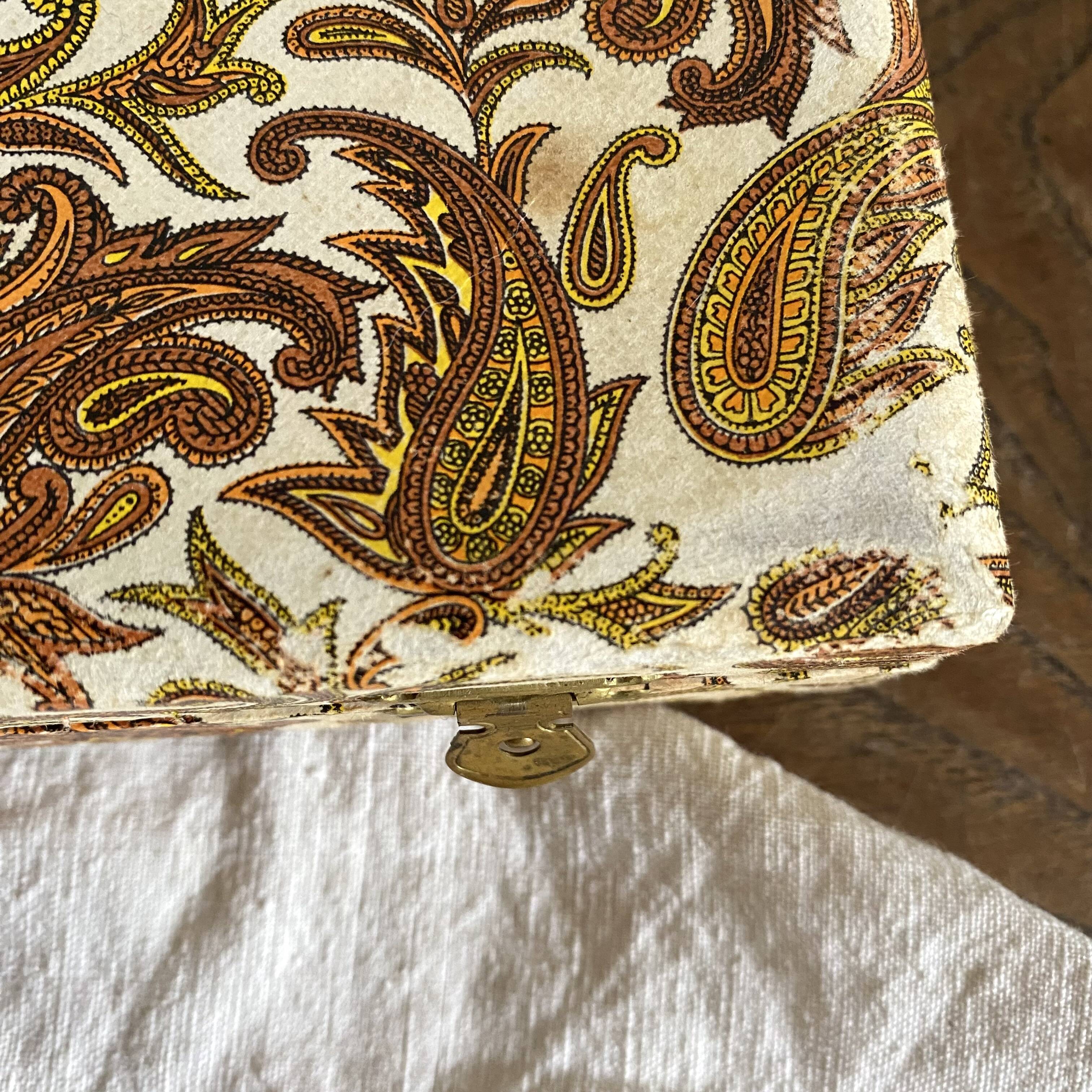 Vintage resin and stainless steel knives