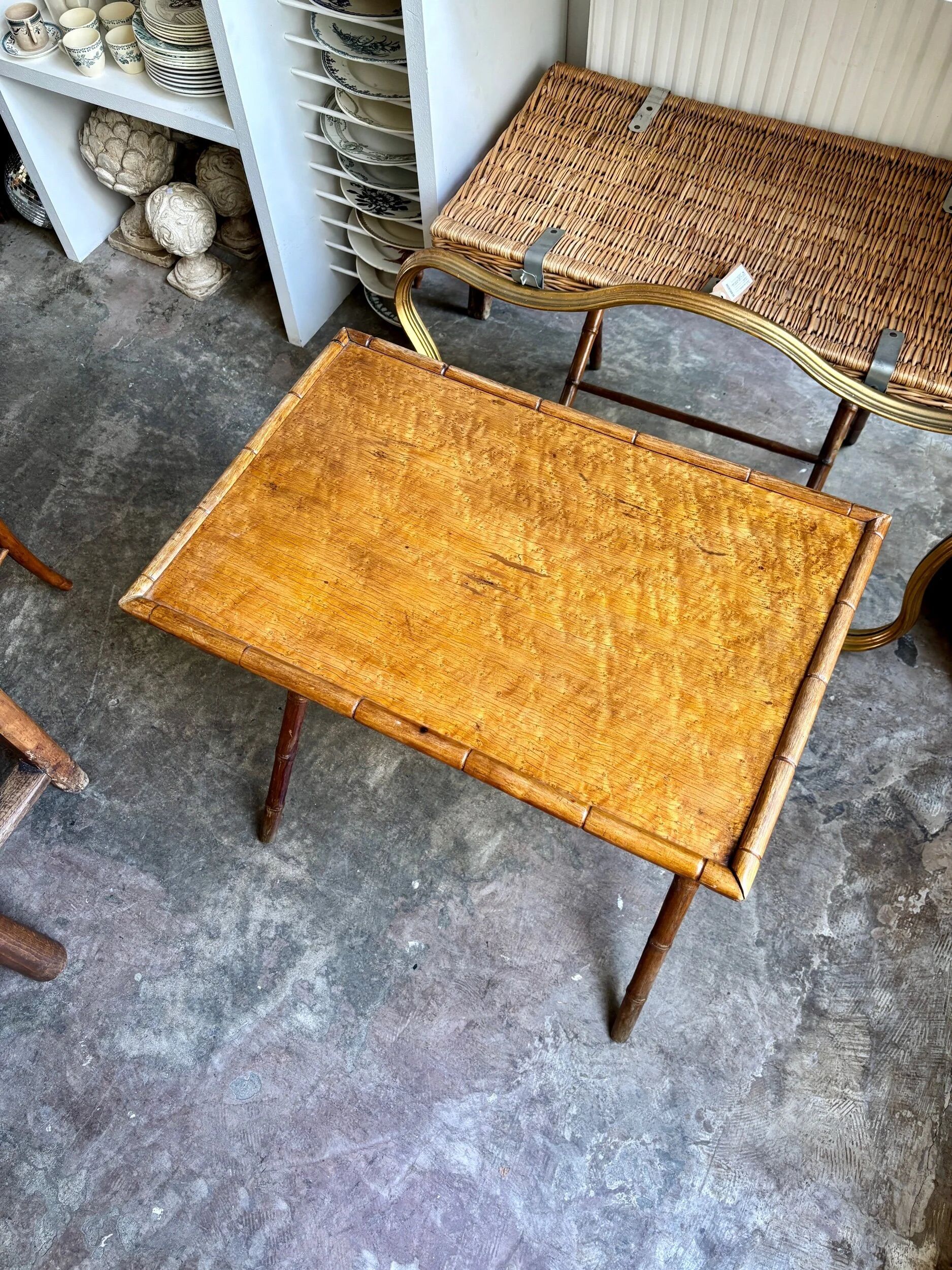 Table pliante en bois imitant le bambou