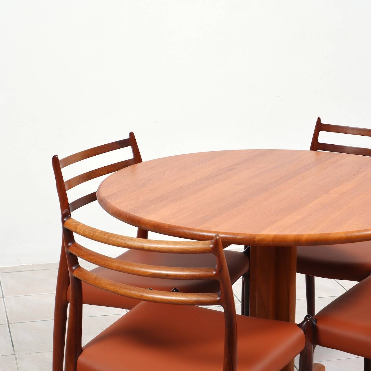 Round dining table by Tarm OG Stole Mobelfabrik in solid teak
