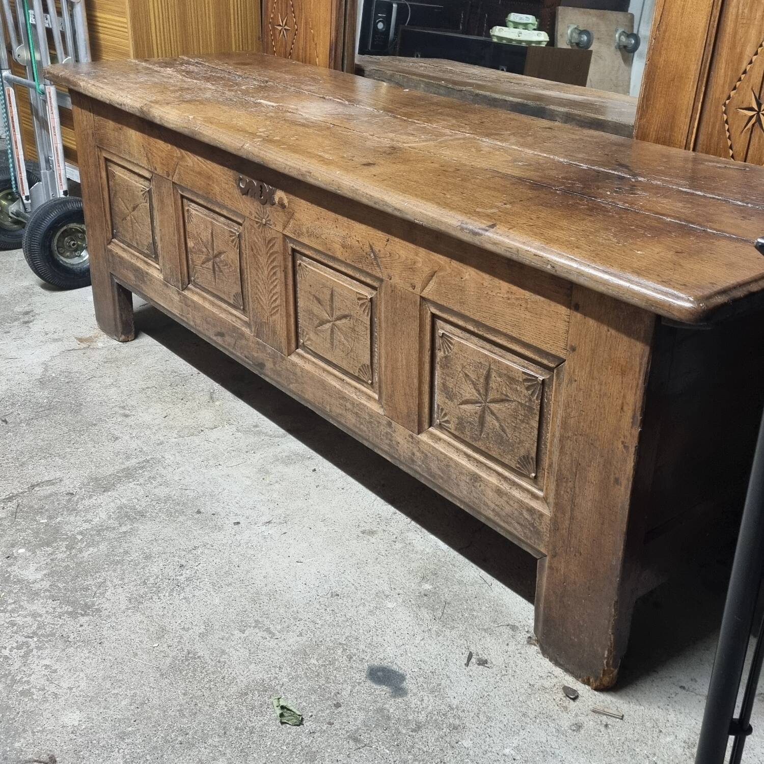 Maie solid oak Breton chest