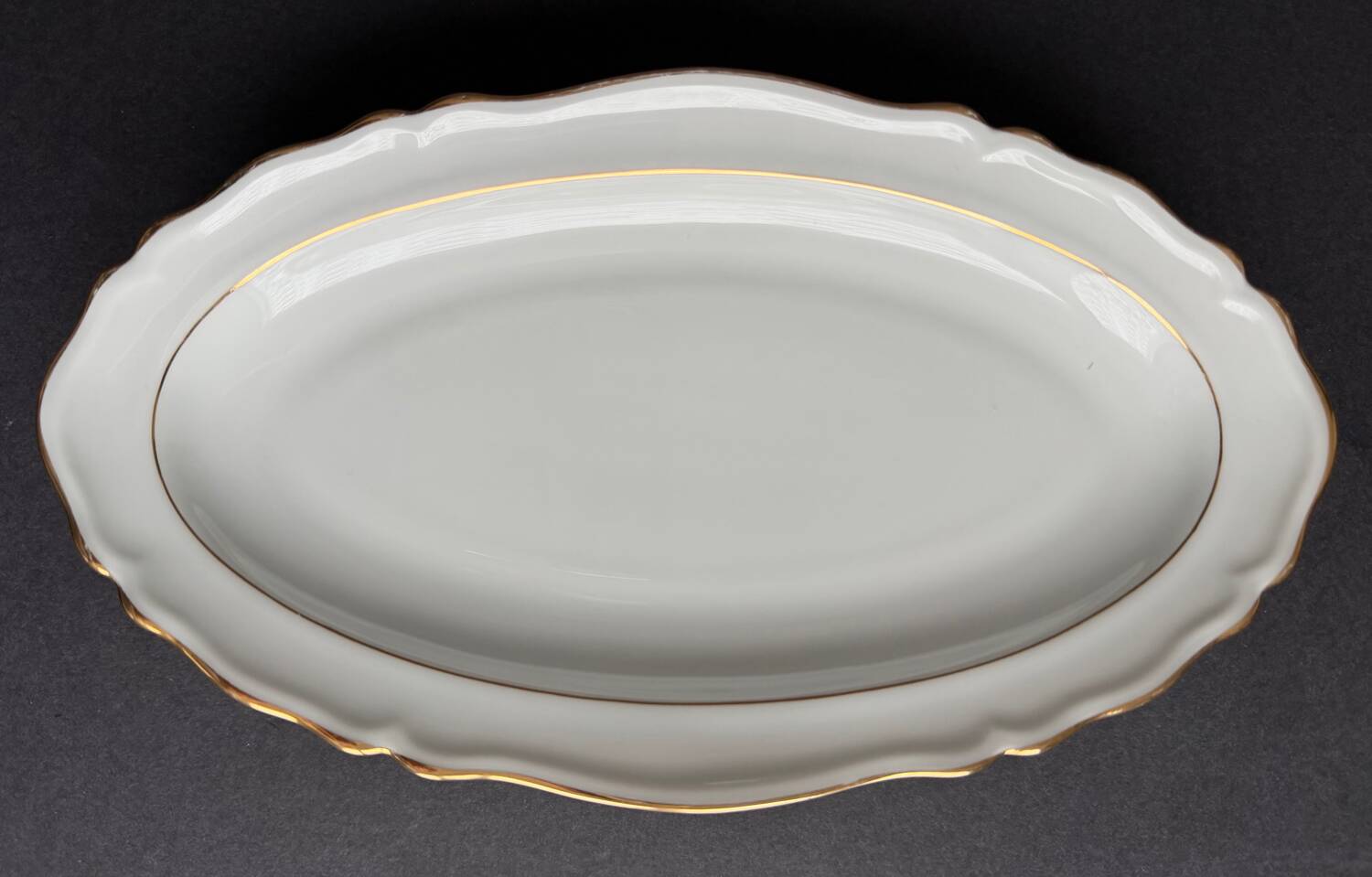 2 small oval dishes in white porcelain